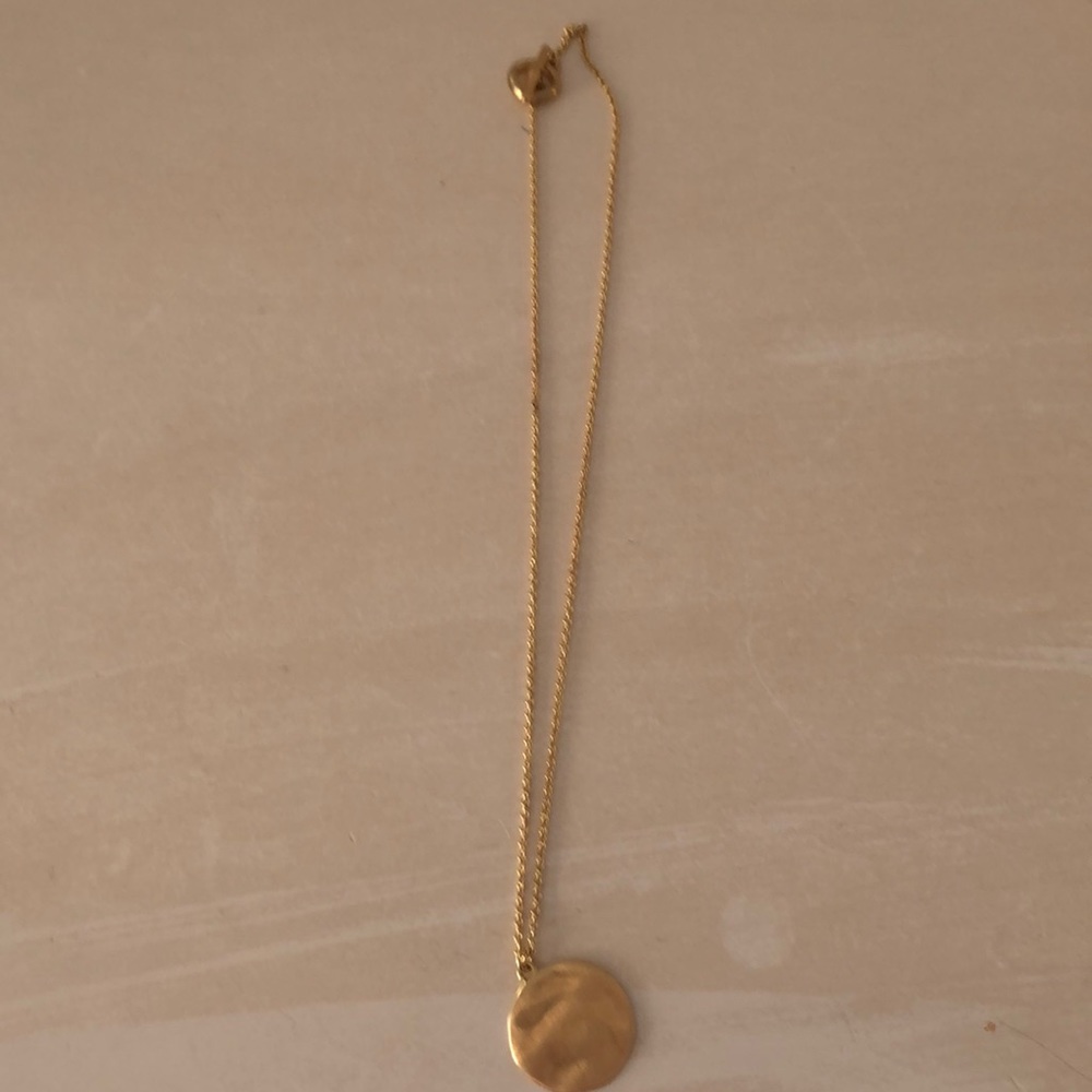 Gold pendant necklace
